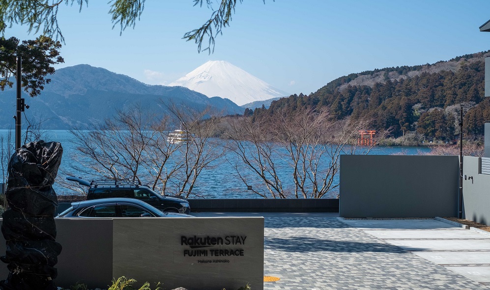 魅力①　芦ノ湖越しに望む、絶景富士山